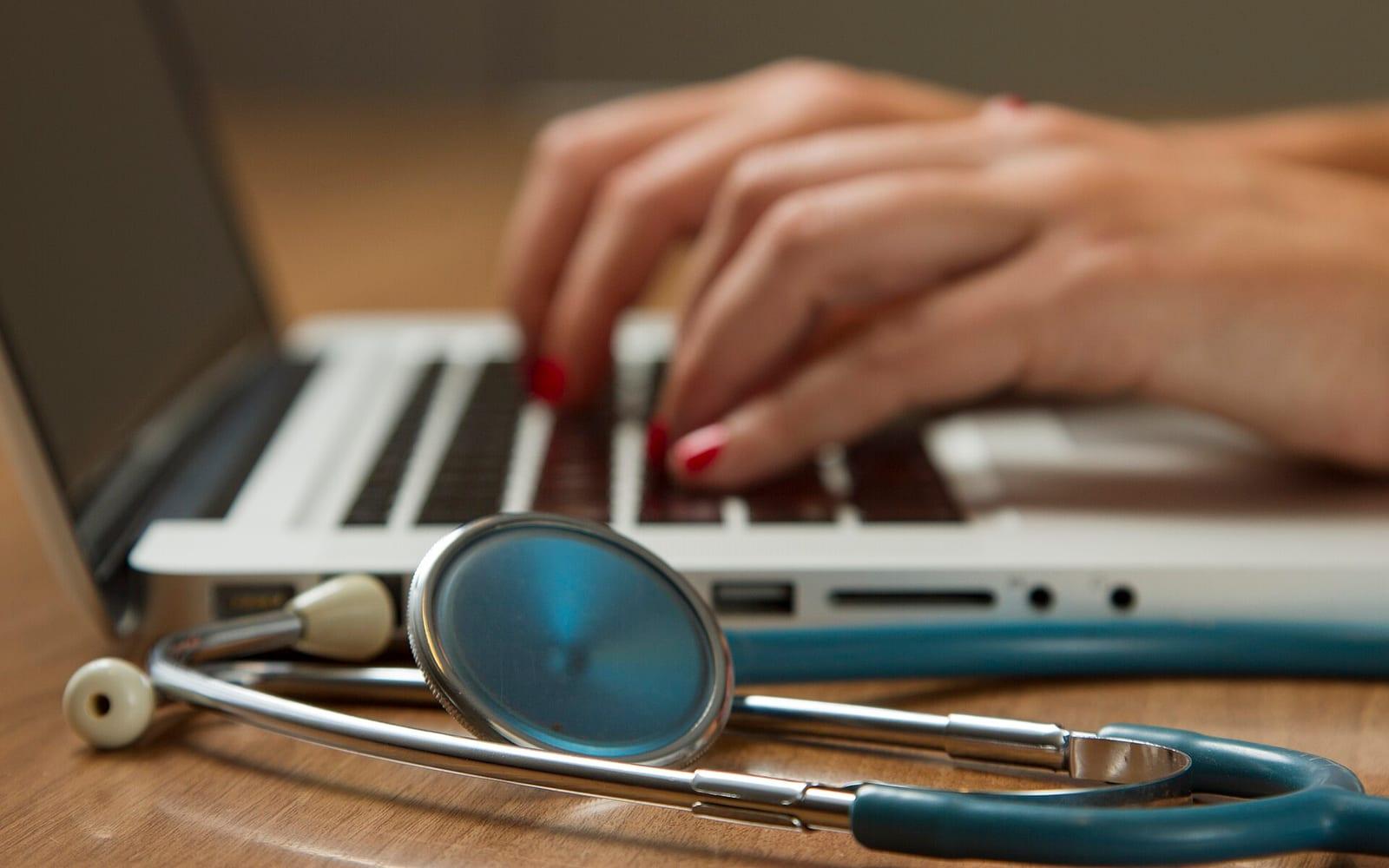 Logiciel de gestion de cabinet médical gratuit en Algérie : ce qu'il doit faire, et comment choisir
